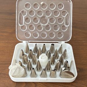 Wilton 27 Pc Cake Decorating Piping Tips & Case Plus #9 Flower Nails Korea